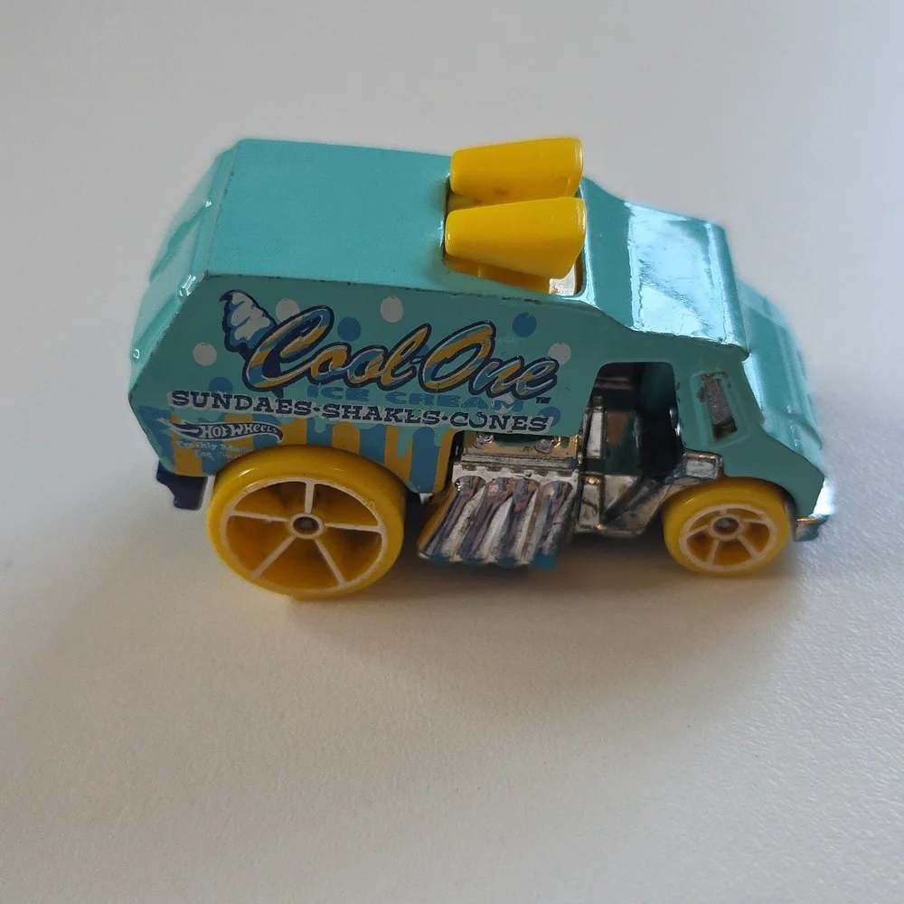 🏁 Hot Wheels Cool One Ice Cream Truck - Blue and Yellow
